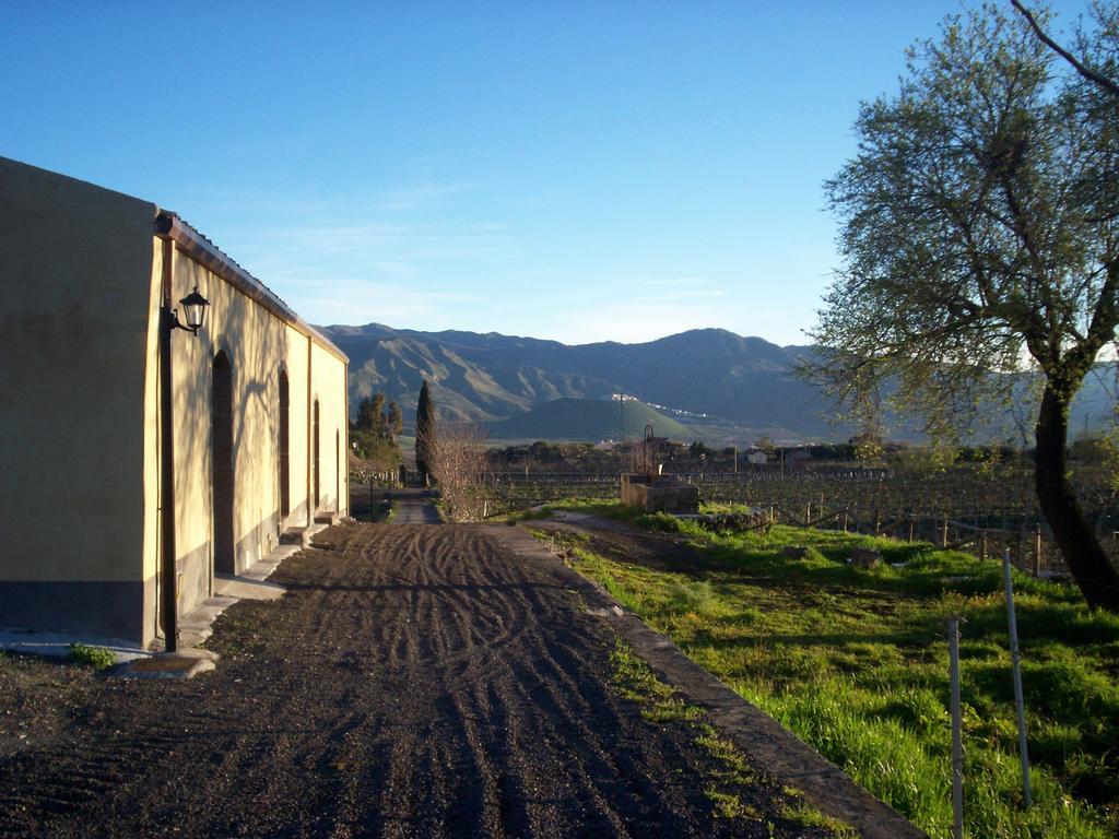 Вілла Etna Wine Azienda Agrituristica Passopisciaro Екстер'єр фото